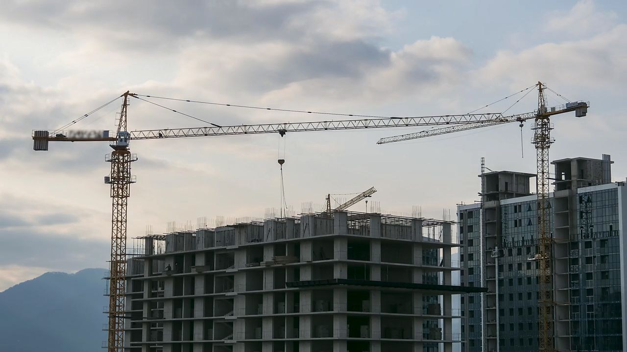 Grues et immeubles en construction à l'horizon