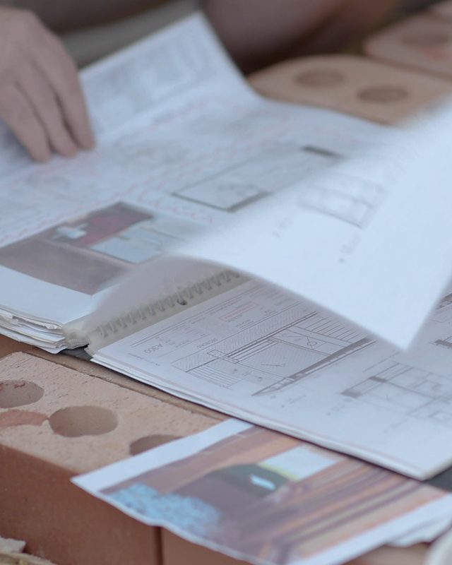 Plans de construction feuilletés sur un chantier