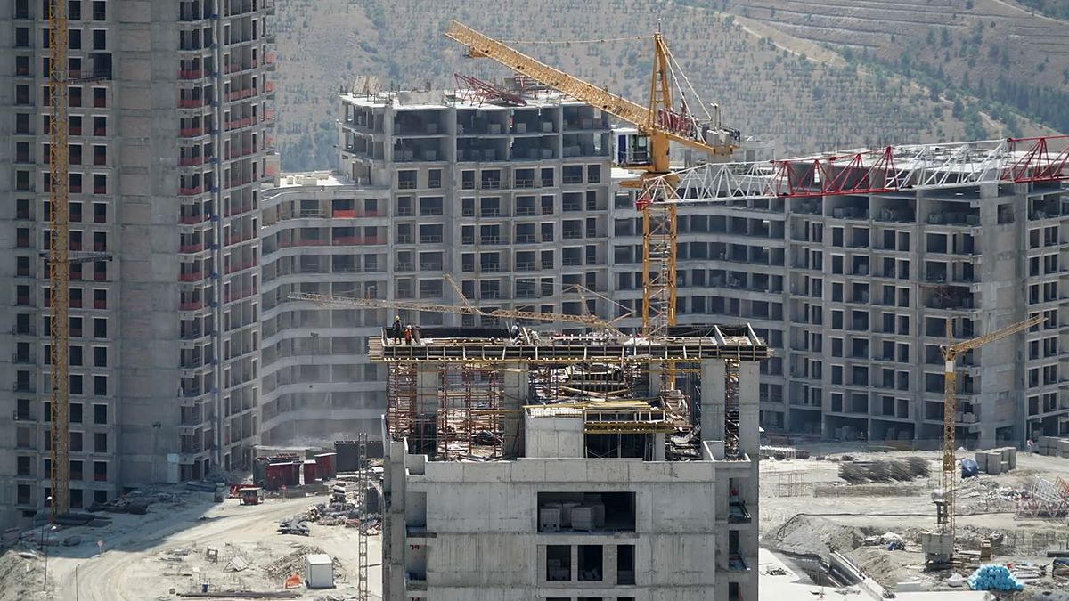 Tours résidentielles en construction avec grue